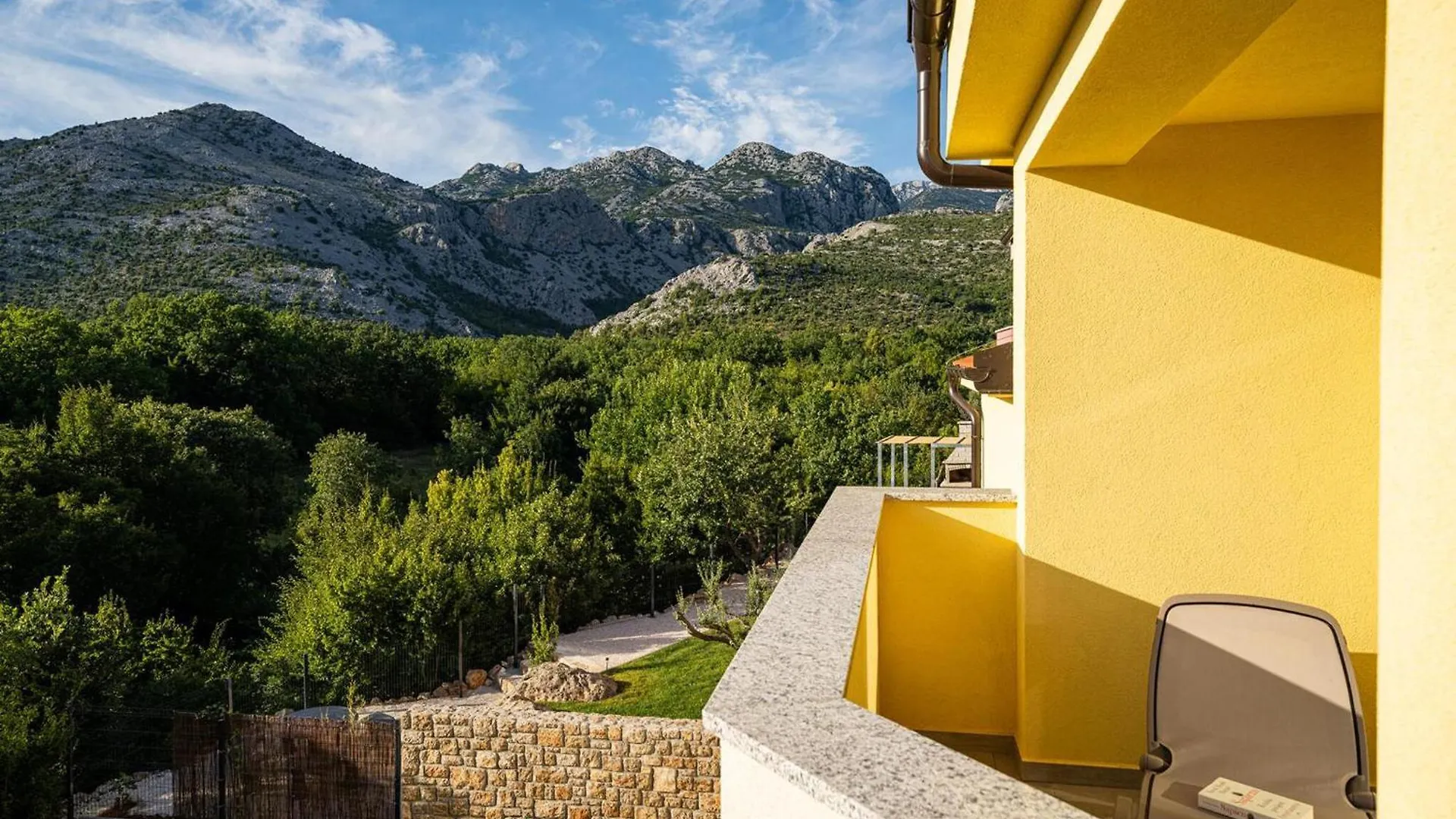 Awesome Apartment In Starigrad With Wifi  スタリグラード